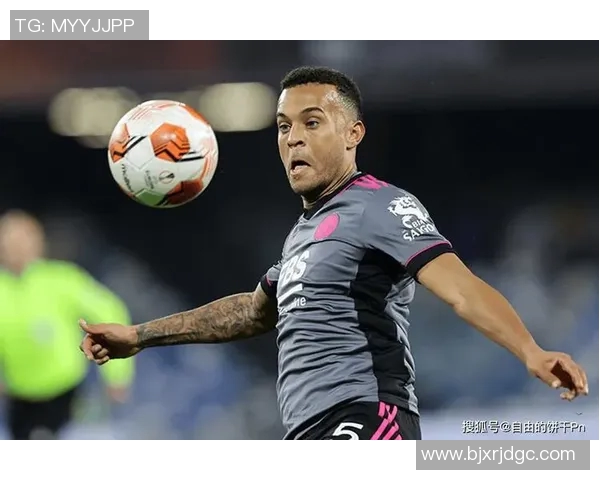 足球场外的风采 西服帅哥球星展现优雅与魅力